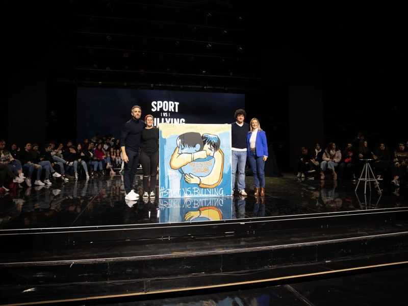 MuestranCuadro_Leal_ArtistaMónicaPaz_JeroGarcía_AlcaldesaAlcalá